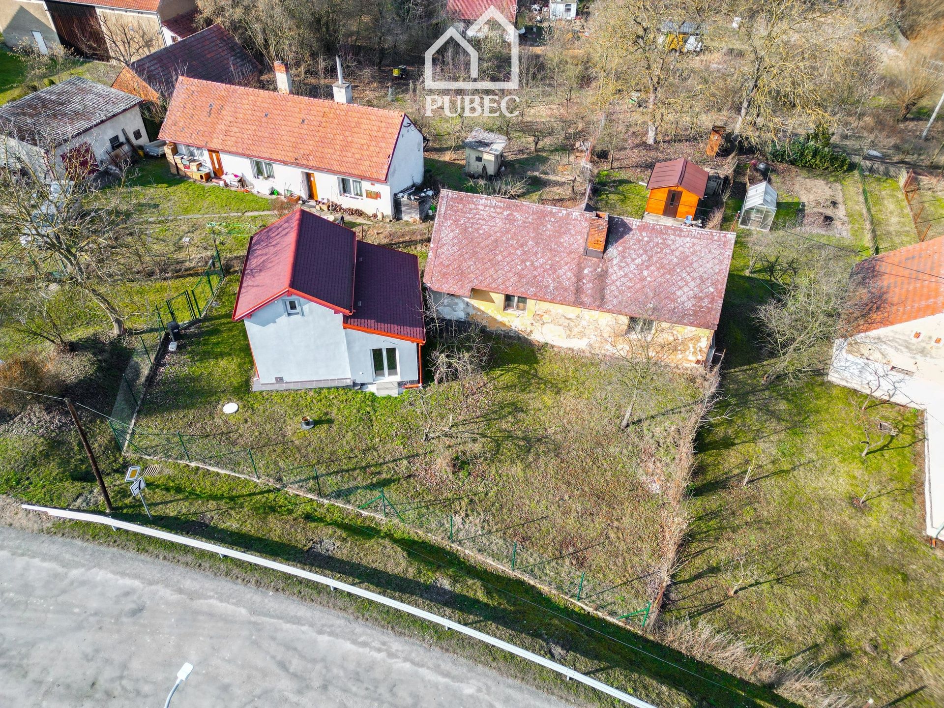 Bydlení s duší a potenciálem: Dva domy na jednom pozemku v Chříči