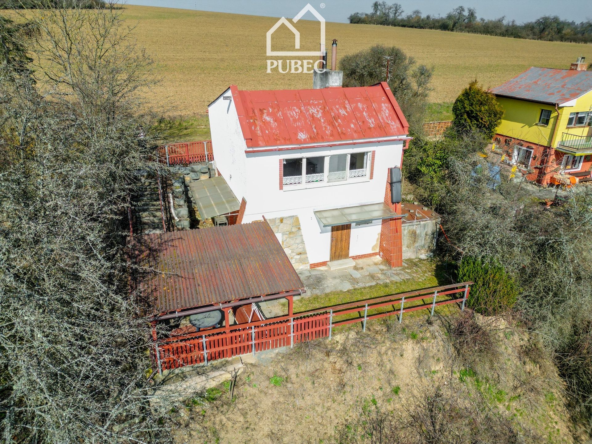 Výhled, který vám vezme dech: Patrová chata nad Hracholuskou přehradou